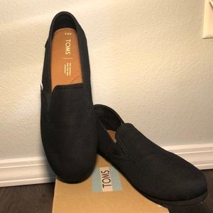 Women’s size 8.5 black Tom’s loafer.